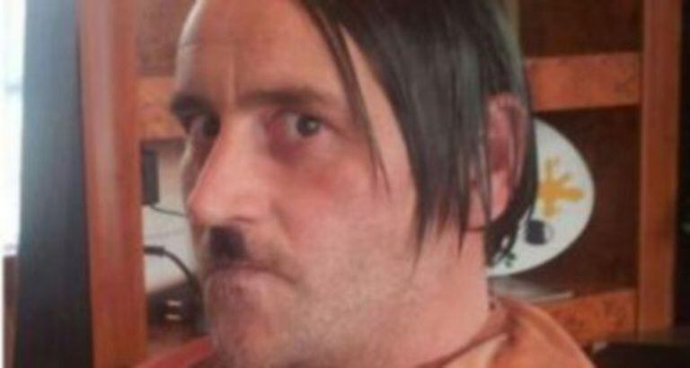 A foto que Bachmann, caraterizado como Hitler, publicou no Facebook.