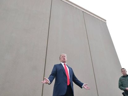 Donald Trump inspeciona muro construído em San Diego, Califórnia.