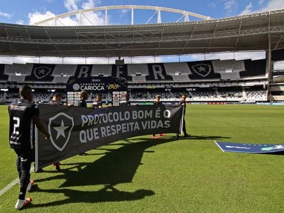 Jogadores do Botafogo protestam contra a volta do futebol no Rio de Janeiro.