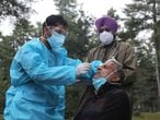 Budgam (India), 20/05/2021.- Health workers collect a nasal swab sample from a Kashmiri man for coronavirus disease (COVID-19) testing, at Khag village, in central Kashmir's Budgam district, some 50km from Srinagar, the summer capital of Indian Kashmir, 20 May 2021. Authorities have extended the COVID-19 lockdown in Indian Kashmir until 24 May in view of a surge of infections and deaths in the region. EFE/EPA/FAROOQ KHAN