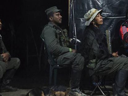 Guerrilheiros das FARC reunidos em um barracão.