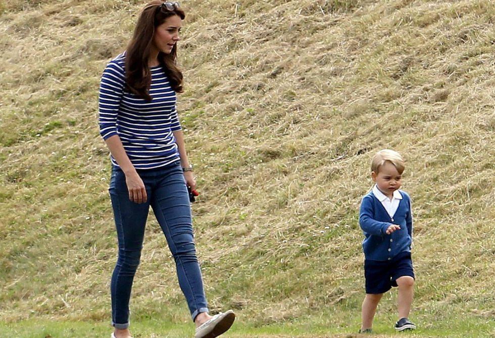 Kate Middleton e o príncipe George em uma partida de polo em 2015.