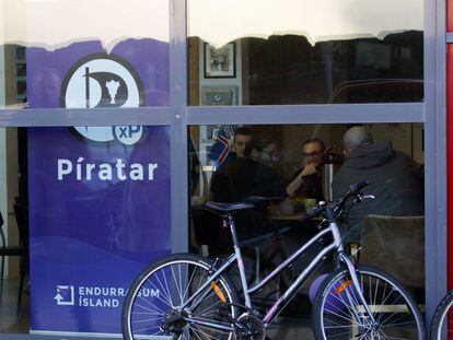 Membros do Pirata conversam com eleitores em Reikjavik.
