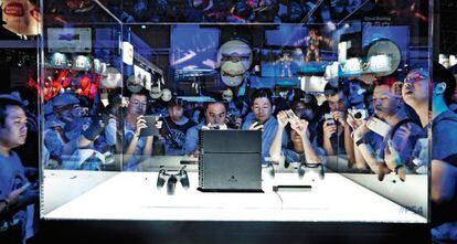 Milhares de pessoas conhecem a PlayStation 4 na Feira Tokyo Games Show.