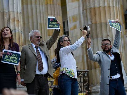 Senadores da oposição protestam contra a reforma tributária em frente ao Congresso na segunda-feira passada em Bogotá.