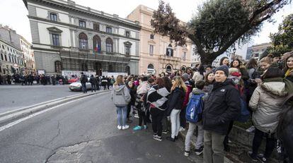 Estudantes e professores aguardam do lado de fora de uma escola em Roma, que foi evacuada após o terremoto.