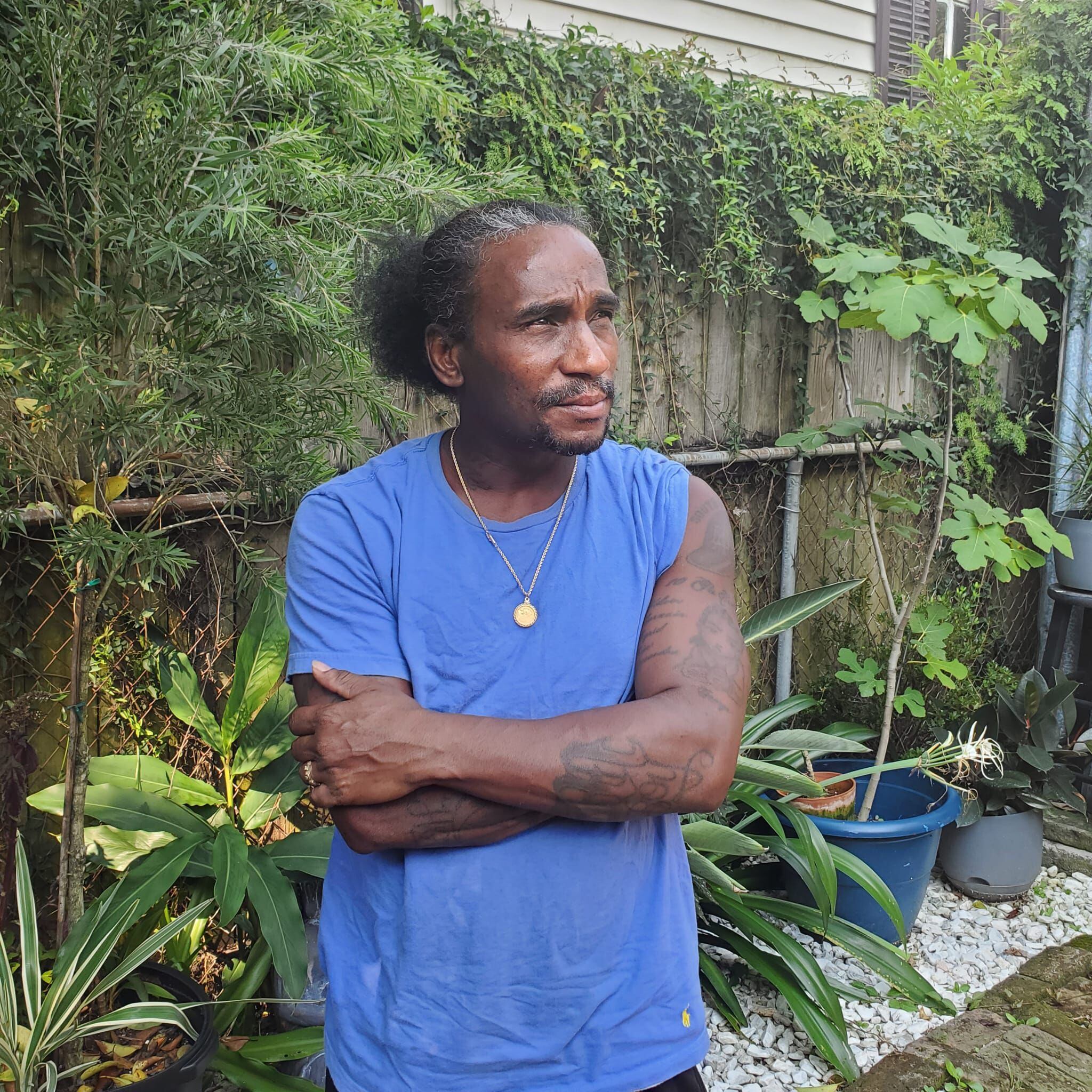 Jacc Mikel, em uma das casas onde cuida do jardim, em Nova Orleans.
