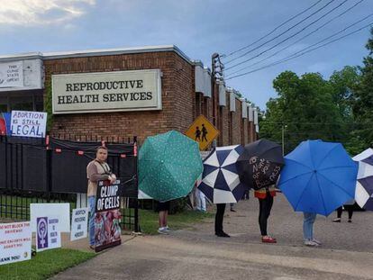 Ativistas do grupo PowerHouse cobrem com guarda-chuvas a entrada da clínica de Serviços Reprodutivos, na passada sexta-feira, em Montgomery (Alabama).