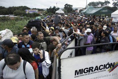 Milhares de venezuelanos na fronteira com a Colômbia.