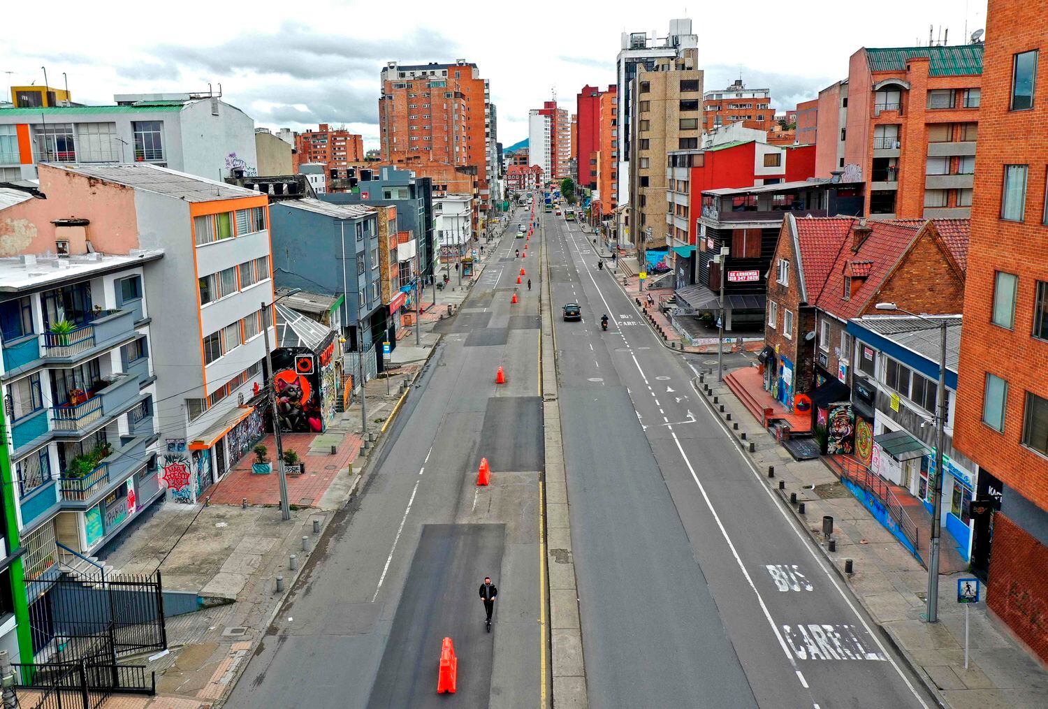 As ruas semivazias de Bogotá (Colômbia), esta semana, durante o confinamento.