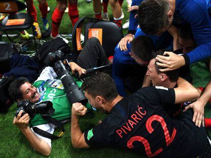 O fotógrafo da agência France Press durante a comemoração do gol que deu a vitória à seleção da Croácia.