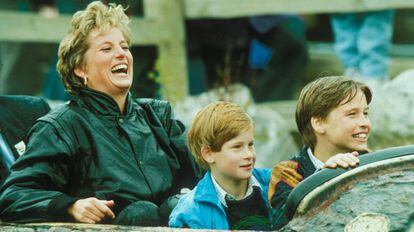 A princesa Diana com seus filhos, Harry e William, durante uma visita a um parque de diversões