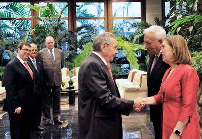 O presidente de Cuba, Raul Castro, recebe os ministros espanhóis José Manuel García Margallo e Ana Pastor em abril deste ano