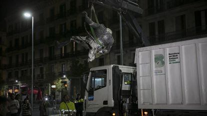 Demolição e retirada da estátua de Franco.