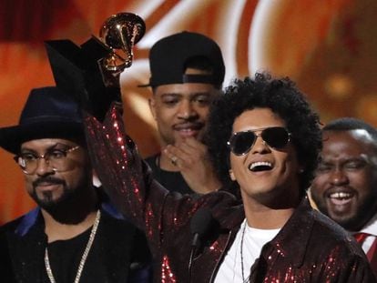 Bruno Mars, com o Grammy de melhor disco do ano.