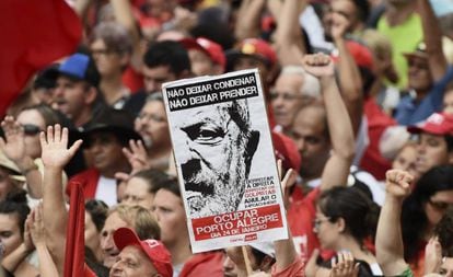 Manifestantes durante protesto a favor de Lula em Porto Alegre.