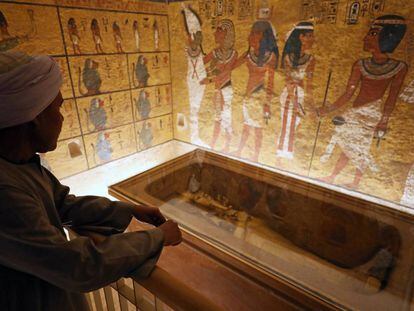 Um visitante observa o sarcófago de Tutancamón.
