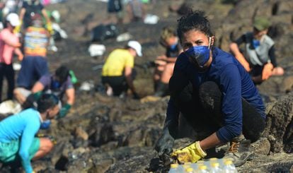 A produtora Maíra Lisboa, de 28 anos, ajuda no mutirão de limpeza em Itapuama.