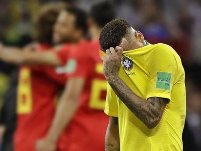 Neymar lamenta a derrota para a Bélgica nas quartas de final.