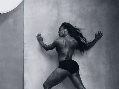 O Calendário Pirelli de 2016 leva em suas páginas 13 mulheres influentes que estão revolucionando o mundo de hoje nos mais diferentes campos: música, a arte, o cinema ou esporte. Na imagem, a tenista Serena Williams, a número um do tênis mundial feminino, e ganhadora de 21 torneios Grand Slam, é uma das poucas em se atrever a mostrar seu corpo nu para protagonizar o mês de abril.