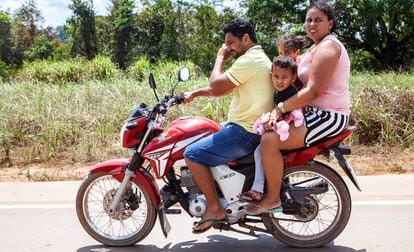 Família trafega pela Transamazônica em uma motocicleta. 
