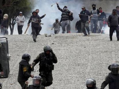 Confrontos em La Paz, na segunda-feira. No vídeo, líderes políticos reagem à renúncia de Evo Morales.
