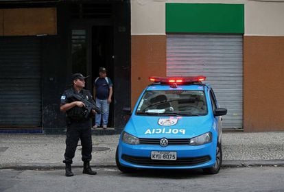 Policial no Catete, centro do Rio de Janeiro: segurança é tema central das campanhas em várias cidades do Brasil.