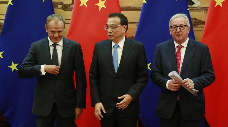 O primeiro-ministro chinês, Li Keqiang, com o presidente do Conselho Europeu, Donald Tusk, e o da Comissão Europeia, Jean-Claude Juncker. Em vídeo, declarações de Tusk.