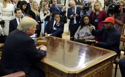 O rapper Kanye West conversa com o presidente Donald Trump no Salão Oval da Casa Blanca.