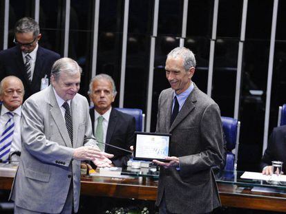 Carlos Alberto da Veiga Sicupira, recebe uma homenagem no Senado