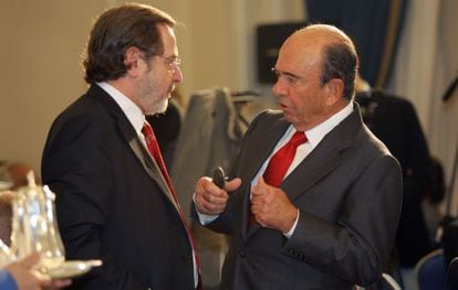 Emilio Botín (à direita) conversa com Juan Luis Cebrián em 2007.