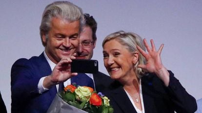 O ultradireitista holandês Geert Wilders e a francesa Marine Le Pen tiram uma ‘selfie’ em 2017.