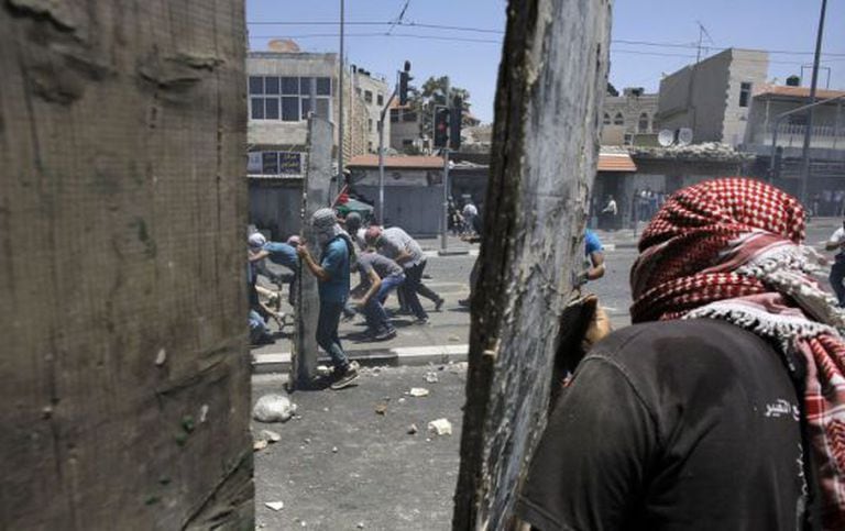 Distúrbios depois do funeral do jovem palestino assassinado.