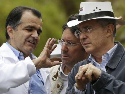 Zuluaga e Uribe, em um ato eleitoral.