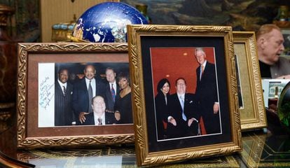 Fotografias em seu atual escritório, que mostram encontros com celebridades como Bill Clinton e o reverendo Jesse Jackson.