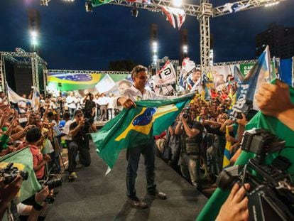 Aécio Neves em campanha na semana passada. em Minas.