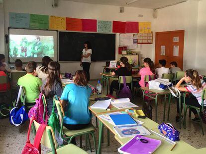 Um grupo de alunos assiste a uma palestra do coletivo No Te Prives, em uma escola de Múrcia.