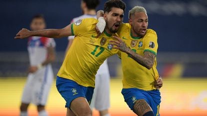Neymar comemora o gol brasileiro com Lucas Paquetá.