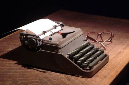 A máquina de escrever e os óculos de José Saramago, Nobel de Literatura em 1998.
