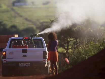 Equipe faz fumigação contra o mosquito ‘Aedes’ no Distrito Federal, em 11 de fevereiro.