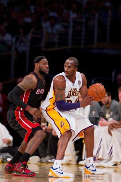 LeBron James marca Kobe Bryant, em uma imagem de arquivo.