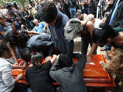 Saída do caixão do fotoperiodista Rubén Espinosa, assassinado junto de outras 4 pessoas, Cidade de México.