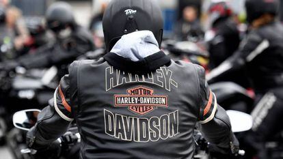 Motociclista fã da marca Harley-Davidson em Hamburgo, Alemanha.