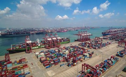 Contêineres armazenados no porto chinês de Qingdao, no este da China, neste mês.