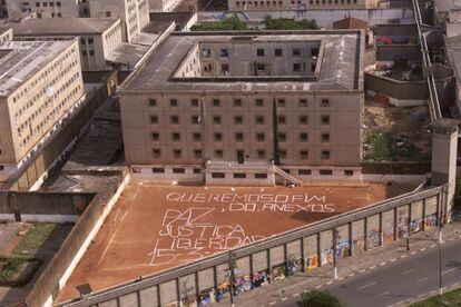 &quot;Paz, Justi&ccedil;a e Liberdade&quot;, o lema do PCC pintado no Carandiru em 2001.