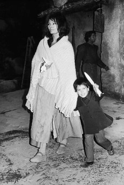 Sophia Loren com Carlo Jr. no cenário de 'O Homem de la Mancha' (1972).