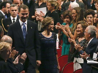 O casal real chega para a cerimônia de entrega dos Prêmios Príncipes das Astúrias.