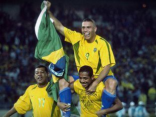 Ronaldo e Vampeta comemoram a conquista do pentacampeonato.