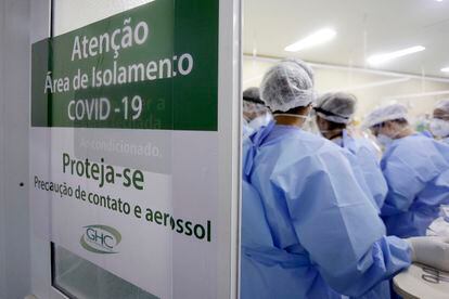 Profissionais de saúde correm contra o tempo para atender pacientes com covid-19 na UPA Moacyr Scliar, em Porto Alegre.