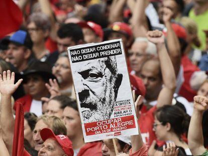 Manifestantes durante protesto a favor de Lula em Porto Alegre.
